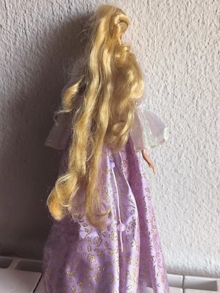 Barbie Rapunzel Vestido Morado y Rosa