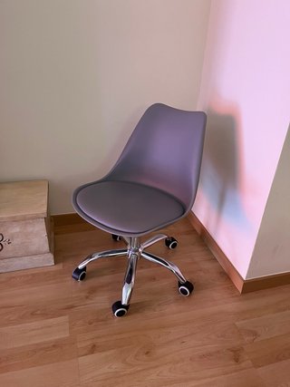 Silla de escritorio gris con ruedas