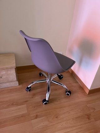 Silla de escritorio gris con ruedas
