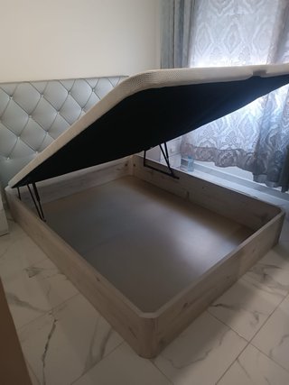 Cama canapé abatible beige y blanco