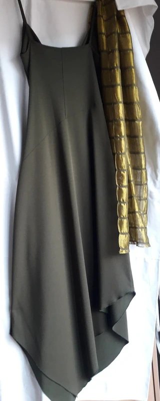 Vestido verde fiesta con foulard dorado