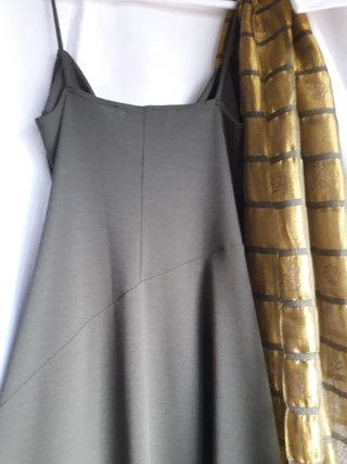 Vestido verde fiesta con foulard dorado