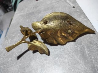 Bandeja de bronce con pájaro y rama