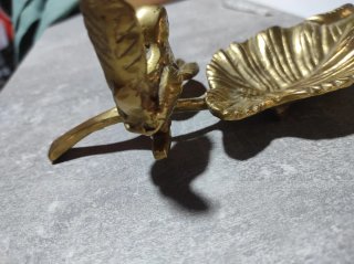 Bandeja de bronce con pájaro y rama