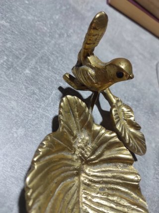Bandeja de bronce con pájaro y rama