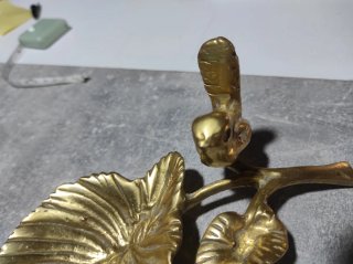 Bandeja de bronce con pájaro y rama