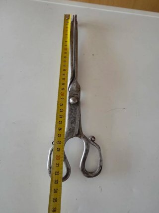 Tenazas antiguas de hierro forjado