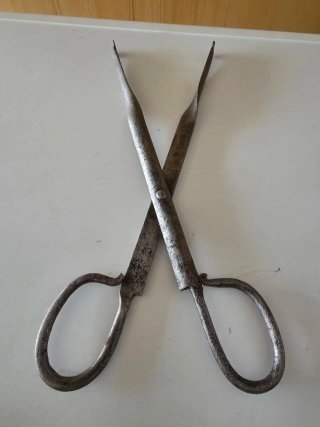 Tenazas antiguas de hierro forjado