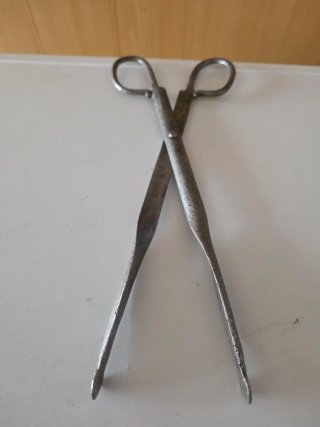 Tenazas antiguas de hierro forjado