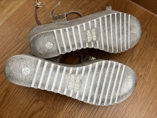 Sandalias Exe con detalle dorado