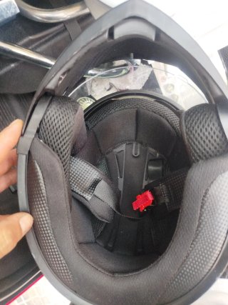 Casco de moto negro con visera
