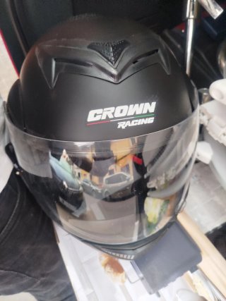 Casco de moto negro con visera