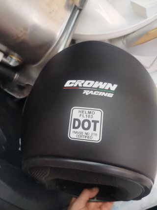 Casco de moto negro con visera
