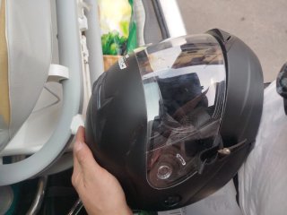 Casco de moto negro con visera
