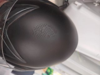 Casco de moto negro con visera