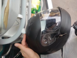 Casco de moto negro con visera