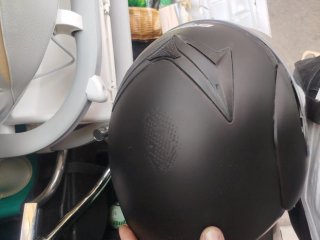 Casco de moto negro con visera