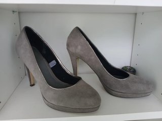 Zapatos de tacón grises de ante