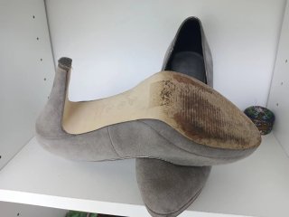 Zapatos de tacón grises de ante