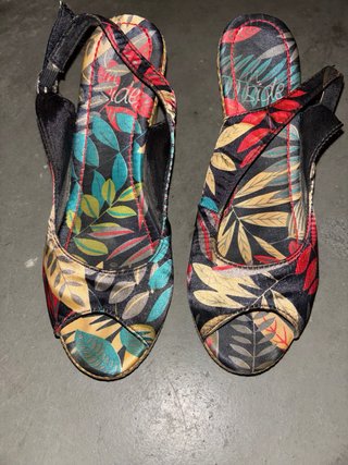 Sandalias de cuña con estampado floral