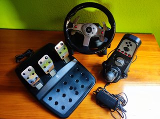Volante Logitech G25 con pedales y palanca