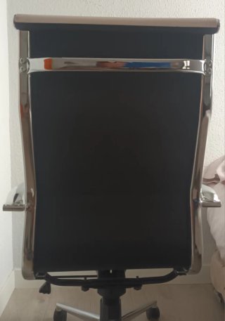 Silla de oficina blanca y plateada