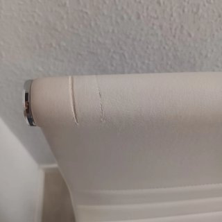 Silla de oficina blanca y plateada