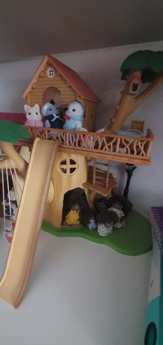 Casa del árbol Sylvanian Families con tobogan