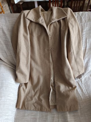 Abrigo beige cómodo