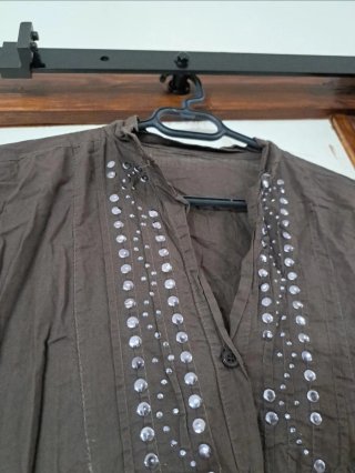 Blusa mujer marrón con pedrería