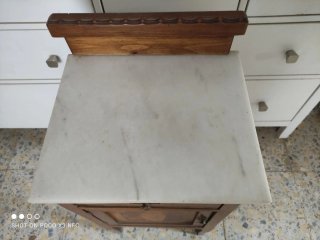 Mesita vintage de madera y mármol