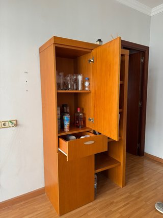 Mueble de madera marrón