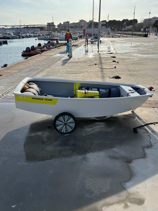 Optimist Winner amb veles i material de navegació