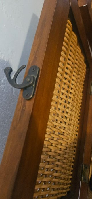 Cestas de mimbre y madera color caoba