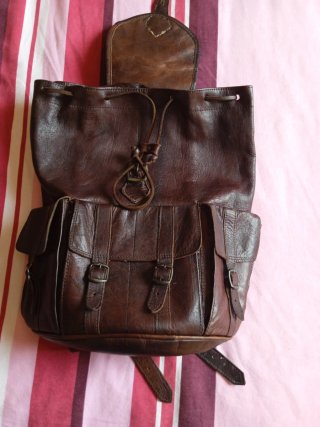 Mochila de cuero marrón