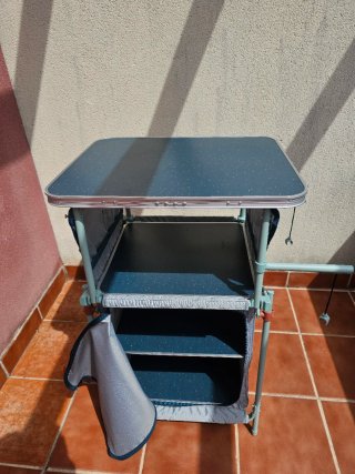 Mesa de camping plegable con estantería
