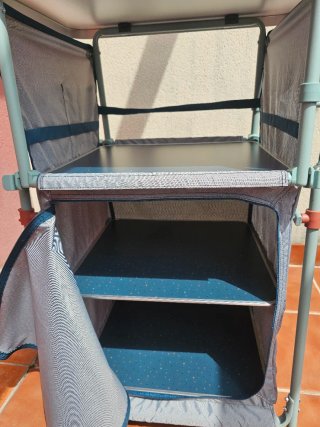 Mesa de camping plegable con estantería