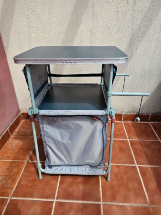 Mesa de camping plegable con estantería