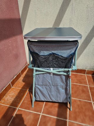 Mesa de camping plegable con estantería