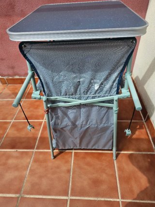 Mesa de camping plegable con estantería
