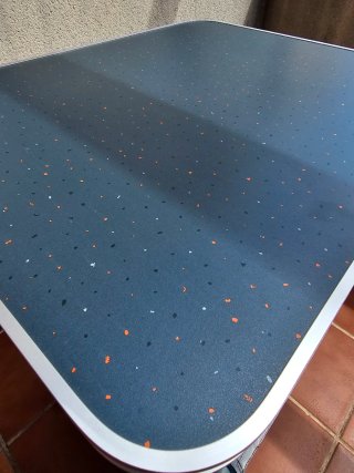 Mesa de camping plegable con estantería