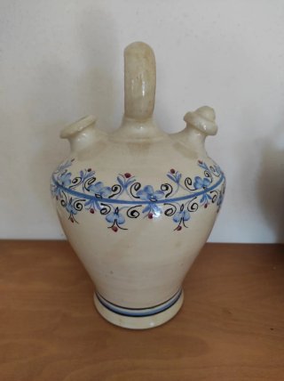 Botijo de cerámica con flores azules