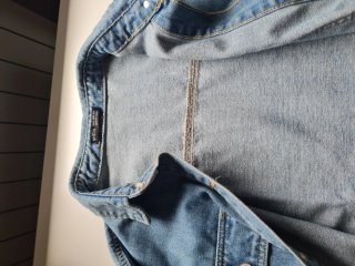 Chaqueta vaquera desgastada
