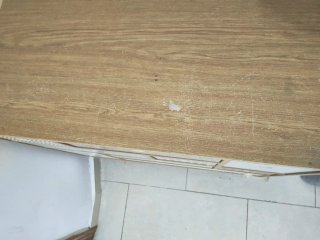 Mueble aparador con patas metálic