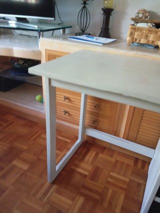 Escritorio de madera beige y verde