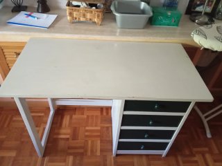 Escritorio de madera beige y verde