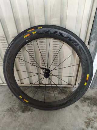 Ruedas ciclismo. Trasera con tapas lenticular