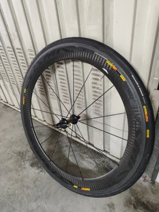 Ruedas ciclismo. Trasera con tapas lenticular