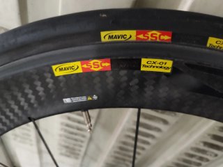 Ruedas ciclismo. Trasera con tapas lenticular