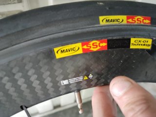 Ruedas ciclismo. Trasera con tapas lenticular